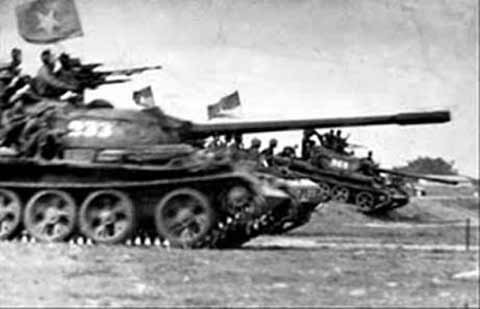 Từ mọi hướng, các cánh quân chủ lực tiến công vào Sài Gòn. Ảnh tư liệu.