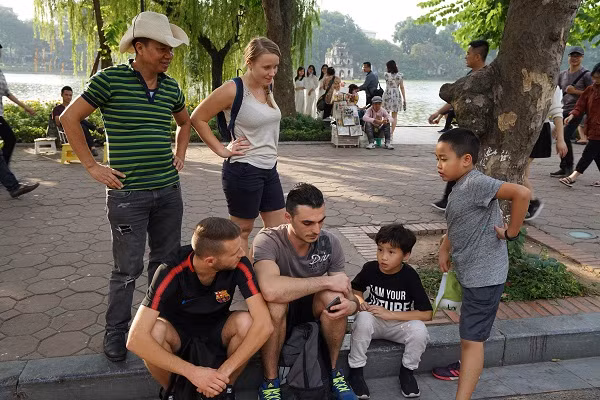 Chương trình thu hút các vị phụ huynh cùng các em nhỏ tham gia.