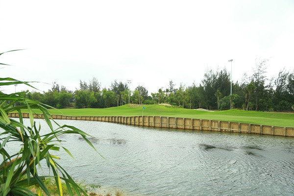 Sân golf phong cách bờ kè đầu tiên tại Châu Á được thiết kế bởi Nicklaus Design. Sân golf phong cách bờ kè đầu tiên tại Châu Á được thiết kế bởi Nicklaus Design.