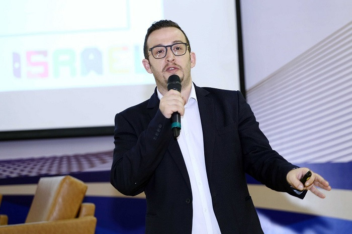Ông Doron Lebovich - Phó Đại sứ Israel tại Việt Nam chia sẻ với Phụ huynh Vinschool về kinh nghiệm của người Do Thái trong việc dạy con về tư duy tài chính từ nhỏ. Ông Doron Lebovich - Phó Đại sứ Israel tại Việt Nam chia sẻ với Phụ huynh Vinschool về kinh nghiệm của người Do Thái trong việc dạy con về tư duy tài chính từ nhỏ.