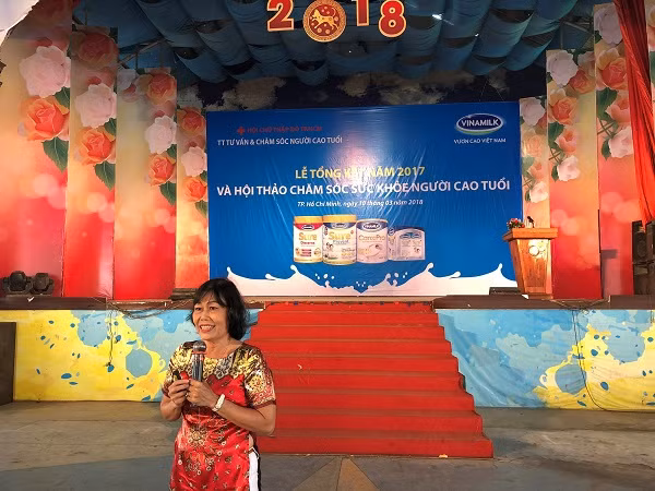 Bác sĩ Lê Kim Huệ, Nguyên Trưởng khoa Truyền thông Giáo dục sức khỏe, Trung tâm dinh dưỡng Thành phố Hồ Chí Minh chia sẻ tại hội thảo.