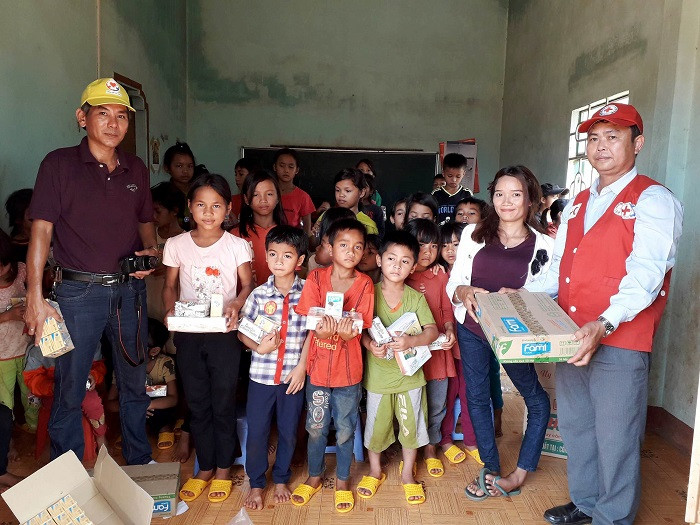 Rmah H’ Blao và học trò nghèo nhận phần quà của đoàn từ thiện tặng ngày 22/4/2018 (Ảnh: tác giả cung cấp). Rmah H’ Blao và học trò nghèo nhận phần quà của đoàn từ thiện tặng ngày 22/4/2018 (Ảnh: tác giả cung cấp).