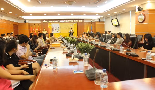 6 khách hàng PVcomBank may mắn trúng TV QLED Samsung.