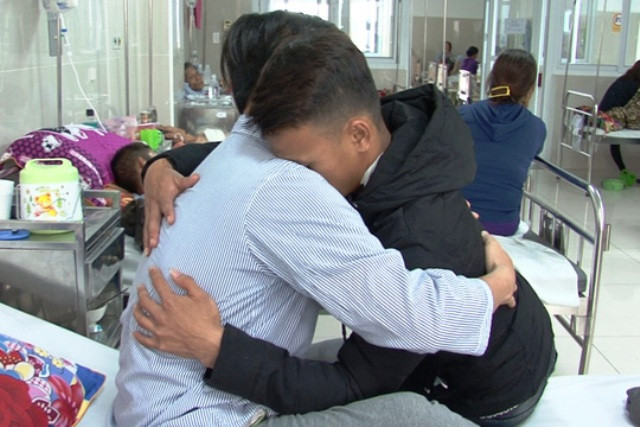 Hai thầy trò ôm nhau khi Công nói lời xin lỗi và khóc vì hối hận về hành vi sai trái của mình. (Ảnh Q.V)