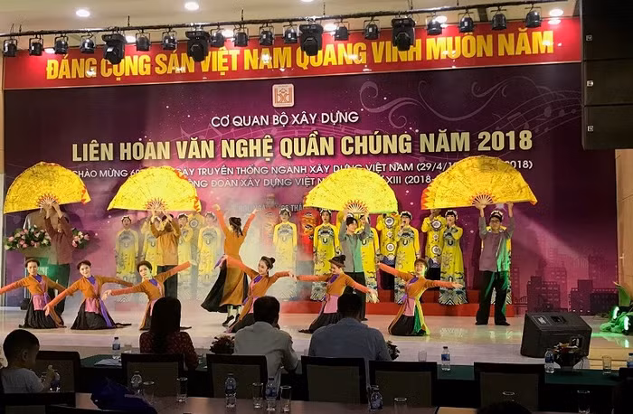 Liên hoan lần này thu hút gần 1.000 nam nữ diễn viên không chuyên đến từ 31 đội văn nghệ của các công đoàn cơ sở trực thuộc Công đoàn Cơ quan Bộ Xây dựng tham gia, với 109 tiết mục đa dạng thể loại từ hợp xướng, tam ca, song ca, đơn ca đến múa, độc tấu nhạc cụ…