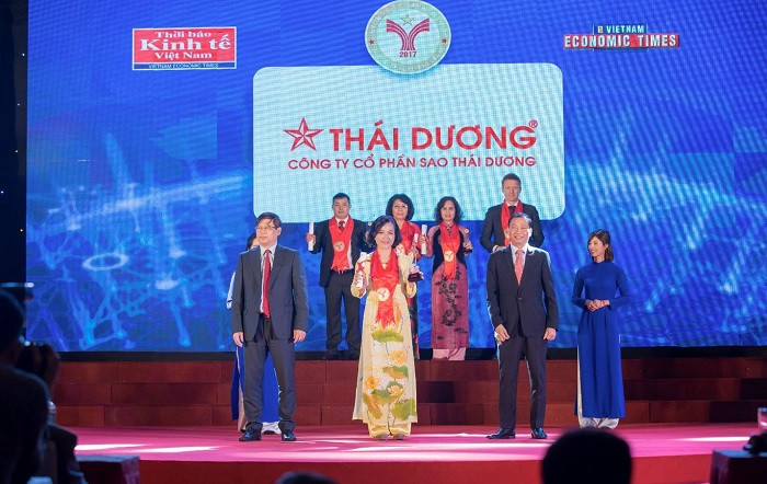 Thạc sĩ, Dược sĩ Bùi Thị Song Sơn đại diện Sao Thái Dương nhận giải thưởng Rồng vàng 2017.