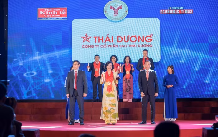 Thạc sĩ, Dược sĩ Bùi Thị Song Sơn đại diện Sao Thái Dương nhận giải thưởng Rồng vàng 2017.