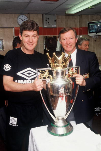 Sir Alex cùng trợ lý ăn mừng với chiếc cúp trong phòng thay đồ sân Old Trafford sau trận đấu giữa M.U và Blackburn Rovers. Sir Alex cùng trợ lý ăn mừng với chiếc cúp trong phòng thay đồ sân Old Trafford sau trận đấu giữa M.U và Blackburn Rovers.