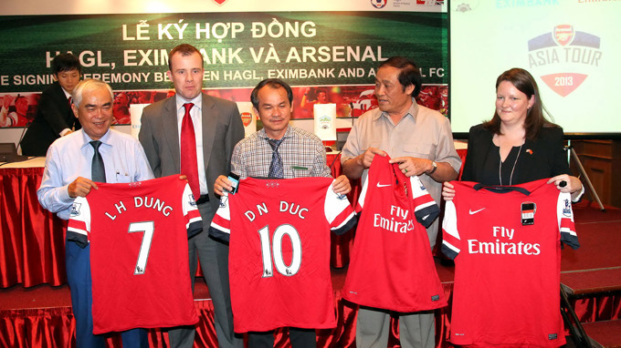 Ông Lê Hùng Dũng và bầu Đức là hai người có tác động quan trọng nhất đưa Arsenal sang Việt Nam. Ảnh: Quang Minh/Tuổi trẻ Ông Lê Hùng Dũng và bầu Đức là hai người có tác động quan trọng nhất đưa Arsenal sang Việt Nam. Ảnh: Quang Minh/Tuổi trẻ