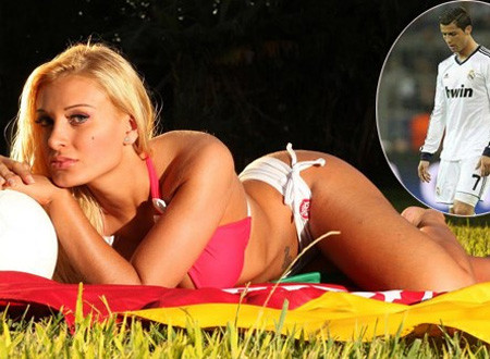 Andressa Urach "khoe" đã ngủ với CR7. Andressa Urach "khoe" đã ngủ với CR7.