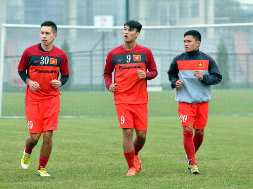 Michal Nguyễn (30) và Mạc Hồng Quân (9) trên sân tập vào sáng 24.1. Michal Nguyễn (30) và Mạc Hồng Quân (9) trên sân tập vào sáng 24.1.