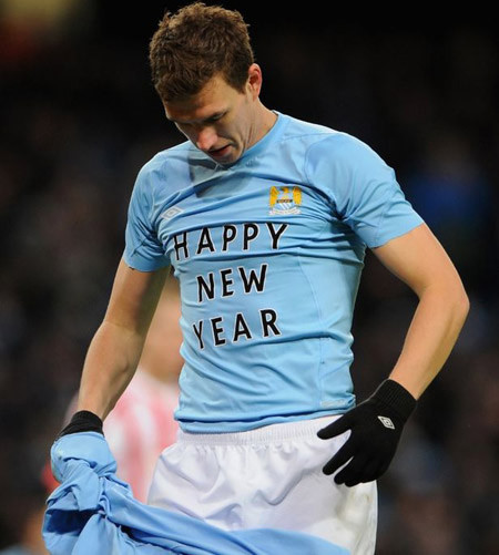 Dzeko cởi áo khoe dòng chữ Chúc mừng năm mới. Dzeko cởi áo khoe dòng chữ Chúc mừng năm mới.