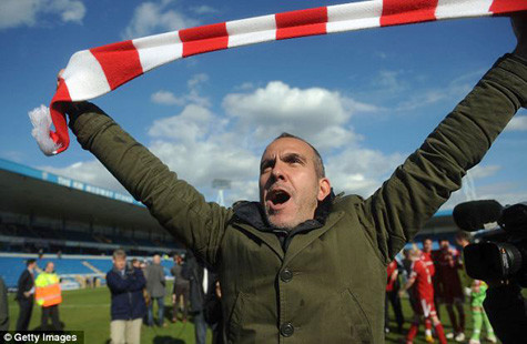 HLV Paolo Di Canio khi còn dẫn dắt Swindon Town. HLV Paolo Di Canio khi còn dẫn dắt Swindon Town.