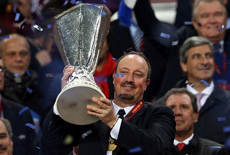 Benitez và chiếc úp an ủi của Chelsea. Benitez và chiếc úp an ủi của Chelsea.