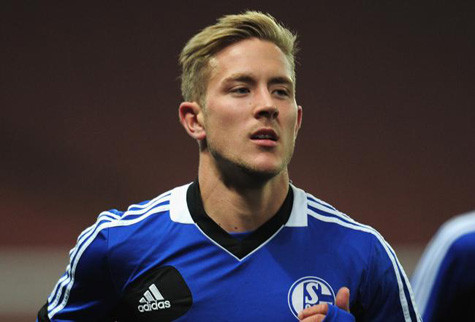 Lewis Holtby là đứa con chung của bóng đá Anh và Đức.