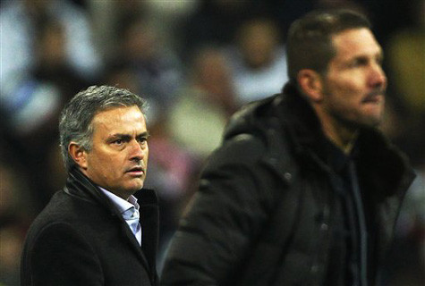 Jose Mourinho đấu trí với Diego Simeone. Jose Mourinho đấu trí với Diego Simeone.