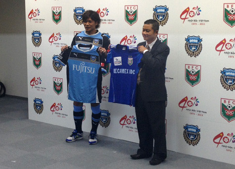Lãnh đạo B. Bình Dương và cầu thủ Kawasaki Frontale trong buổi họp báo. Lãnh đạo B. Bình Dương và cầu thủ Kawasaki Frontale trong buổi họp báo.