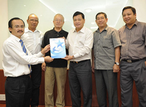 Chủ tịch VPF Võ Quốc Thắng (bìa trái) trao quyết định thành lập Ban Tư vấn đạo đức. Chủ tịch VPF Võ Quốc Thắng (bìa trái) trao quyết định thành lập Ban Tư vấn đạo đức.