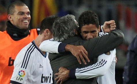 Varane chia vui cùng Mourinho. Varane chia vui cùng Mourinho.