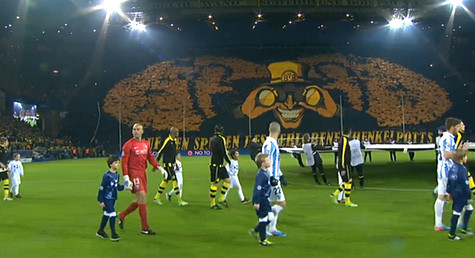 Cầu thủ Malaga đã bị phân tâm khi tiến ra sân Signal Iduna Park. Cầu thủ Malaga đã bị phân tâm khi tiến ra sân Signal Iduna Park.