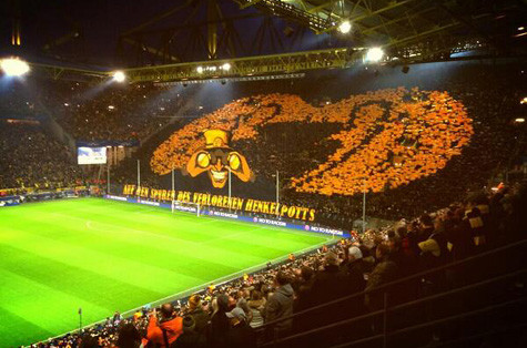 Nghệ thuật sắp đặt của khán giả Dortmund đã tạo ra bức tranh khổng lồ trên khán đài. Nổi bật nhất là màu vàng (màu áo truyền thống của CLB). Trên nền màu vàng là hình ảnh chiếc cúp vô địch Champions League. Nghệ thuật sắp đặt của khán giả Dortmund đã tạo ra bức tranh khổng lồ trên khán đài. Nổi bật nhất là màu vàng (màu áo truyền thống của CLB). Trên nền màu vàng là hình ảnh chiếc cúp vô địch Champions League.