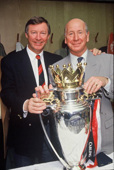 Sir Alex cùng Sir Bobby Charlton ăn mừng ngay trong phòng thay đồ ở Old Trafford sau trận hòa Conventry City. Sir Alex cùng Sir Bobby Charlton ăn mừng ngay trong phòng thay đồ ở Old Trafford sau trận hòa Conventry City.