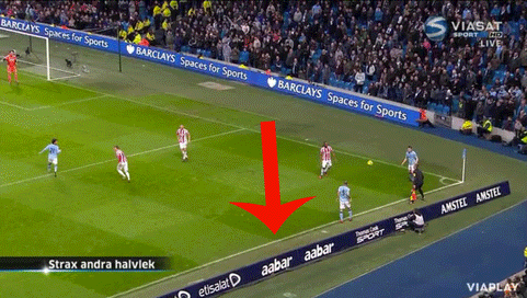 Khi gặp Stoke, biển quảng cáo đã được kéo lại gần sát sân.