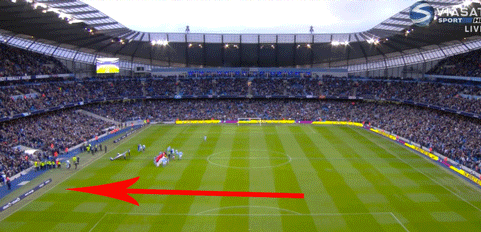 Tấm biển quảng cáo ở khá xa đường piste.