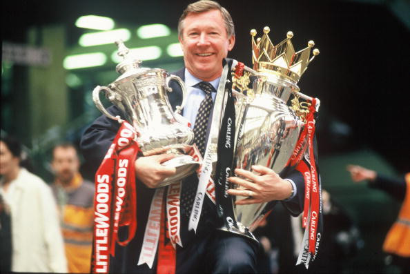 Sir Alex mang theo 2 “báu vật” ở ga Victoria. Sir Alex mang theo 2 “báu vật” ở ga Victoria.
