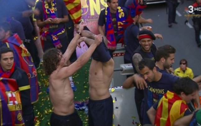 Puyol nỗ lực lột áo Valdes nhưng bất thành. Puyol nỗ lực lột áo Valdes nhưng bất thành.