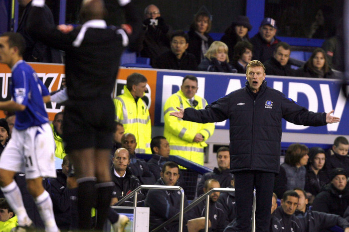 David Moyes tranh cãi với trọng tài Uriah Rennie trong một trận đấu (2006) David Moyes tranh cãi với trọng tài Uriah Rennie trong một trận đấu (2006)