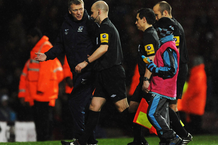 David Moyes phàn nàn với trọng tài Anthony Taylor (2012) David Moyes phàn nàn với trọng tài Anthony Taylor (2012)