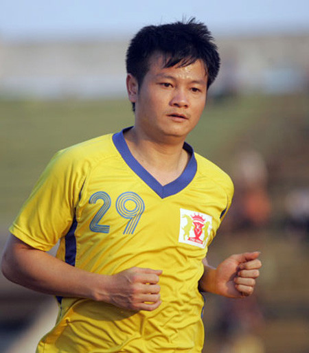 HLV Văn Sỹ tạo cơ hội nhưng Văn Quyến phải biết tận dụng. HLV Văn Sỹ tạo cơ hội nhưng Văn Quyến phải biết tận dụng.