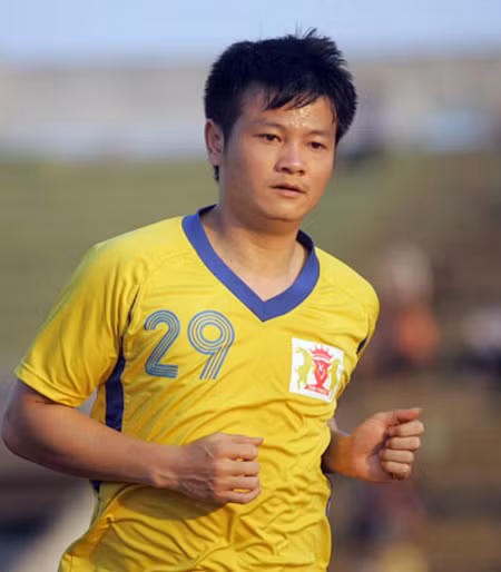 HLV Văn Sỹ tạo cơ hội nhưng Văn Quyến phải biết tận dụng. HLV Văn Sỹ tạo cơ hội nhưng Văn Quyến phải biết tận dụng.