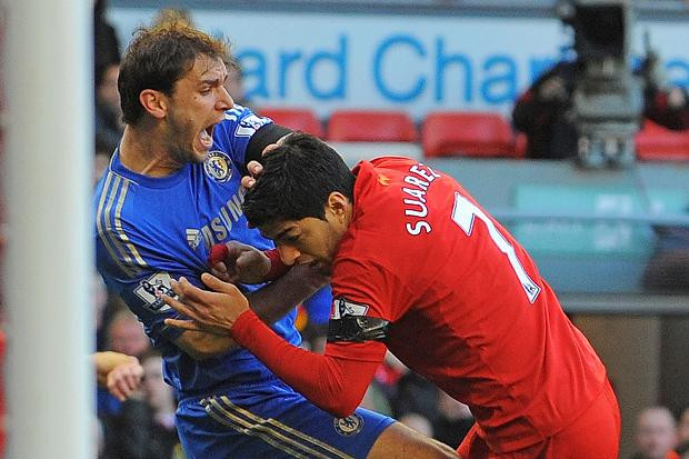 Nhưng Suarez cũng có những hành vi ứng xử xấu xí với Ivanovic. Nhưng Suarez cũng có những hành vi ứng xử xấu xí với Ivanovic.