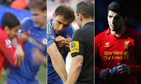 Suarez cắn đối thủ. Suarez cắn đối thủ.
