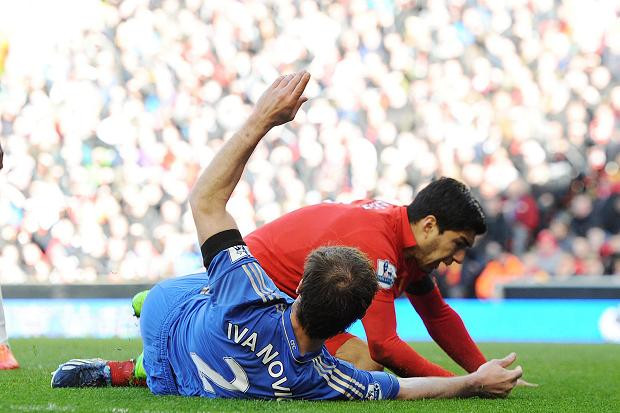 Suarez đã có những hành vi ứng xử xấu xí với Ivanovic. Suarez đã có những hành vi ứng xử xấu xí với Ivanovic.