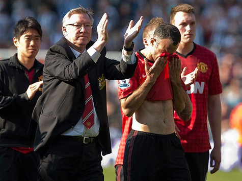 Nhiều cầu thủ không khỏi xúc động trước mệnh lệnh cuối cùng của Sir Alex. Nhiều cầu thủ không khỏi xúc động trước mệnh lệnh cuối cùng của Sir Alex.