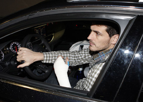 Casillas bị gãy ngón tay cái và phải nghỉ ít nhất 2 tháng.