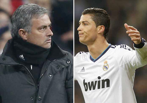 Mourinho và Ronaldo cãi nhau tóe lửa trong phòng thay đồ. Mourinho và Ronaldo cãi nhau tóe lửa trong phòng thay đồ.