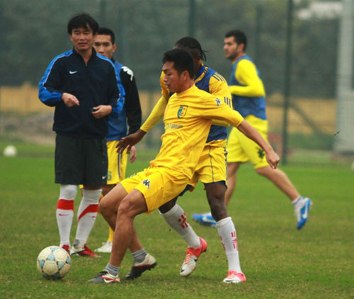 HLV Phan Thanh Hùng cùng với các học trò ở Hà Nội.T&T đang gấp rút chuẩn bị cho cuộc đối đầu với ĐT Việt Nam. HLV Phan Thanh Hùng cùng với các học trò ở Hà Nội.T&T đang gấp rút chuẩn bị cho cuộc đối đầu với ĐT Việt Nam.