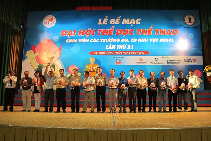 BTC trao linh vật cho 19 đại diện các trường tham gia Đại hội.