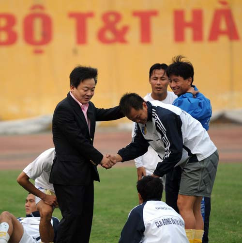 Bầu Hiển là “cha đẻ” của HN T&T. Bầu Hiển là “cha đẻ” của HN T&T.