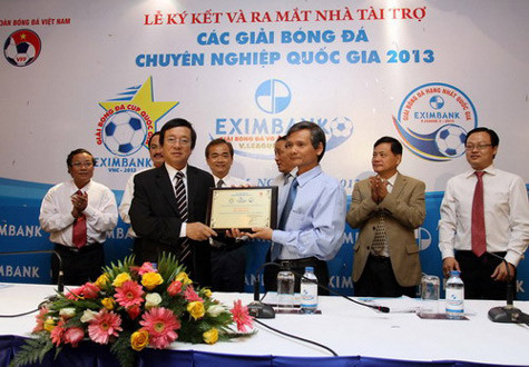 Lễ ký kết hợp đồng tài trợ giữa VPF và lãnh đạo Ngân hàng thương mại cổ phần xuất nhập khẩu VN (bên trái). Lễ ký kết hợp đồng tài trợ giữa VPF và lãnh đạo Ngân hàng thương mại cổ phần xuất nhập khẩu VN (bên trái).