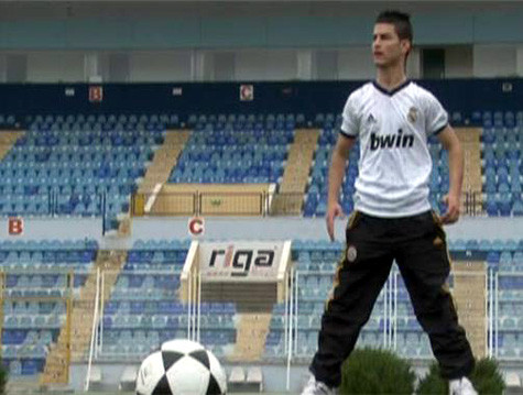 Gokmen Akdogan thường bắt chước phong cách ăn mặc và cử chỉ, điệu bộ của Ronaldo.