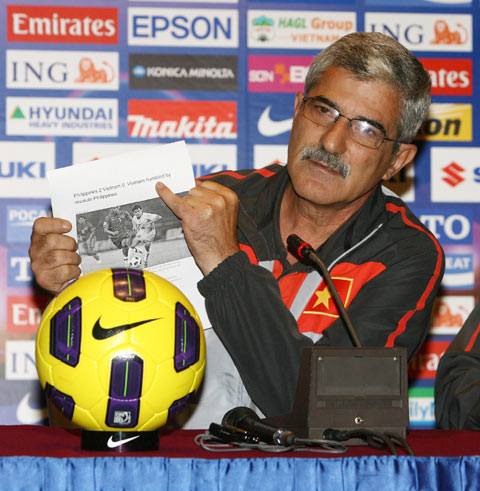 Hơn 2 năm trước, HLV Calisto phản ứng về việc báo chí viết đội tuyển Việt Nam bị sỉ nhục. Hơn 2 năm trước, HLV Calisto phản ứng về việc báo chí viết đội tuyển Việt Nam bị sỉ nhục.