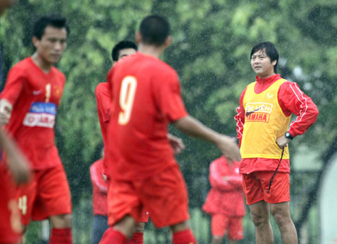 HLV Lê Huỳnh Đức (phải) đã chính thức nói không với chiếc ghế HLV trưởng ĐT Việt Nam, dù chỉ là tạm quyền. HLV Lê Huỳnh Đức (phải) đã chính thức nói không với chiếc ghế HLV trưởng ĐT Việt Nam, dù chỉ là tạm quyền.