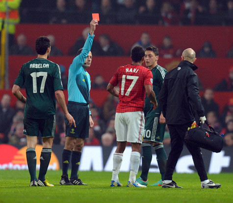 Thẻ đỏ của Nani đẩy M.U vào thất bại.