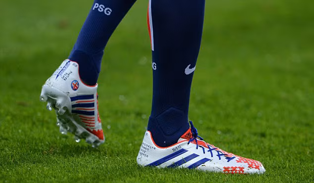 Beckham đeo đôi giày "độc" trong trận đấu cuối cùng. Beckham đeo đôi giày "độc" trong trận đấu cuối cùng.