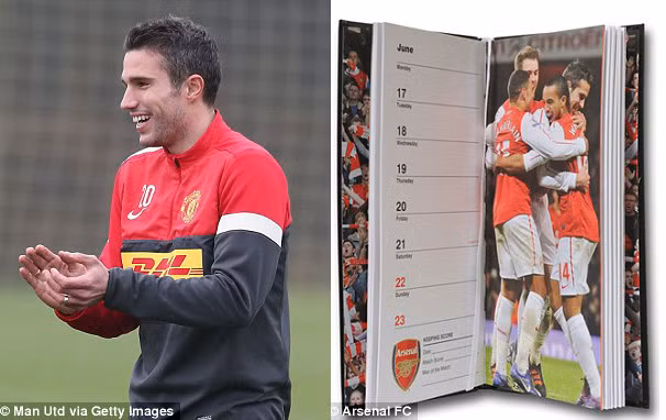 Van Persie đang dẫn đầu danh sách săn bàn Premier League mùa này cùng M.U nhưng vẫn có hình trong bộ lịch của đội bóng cũ Arsenal.